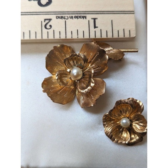 Vintage Coro Gold Tone Floral Cultured Pearl Brooch Earrings Set In The Box NOS - Picture 8 of 11